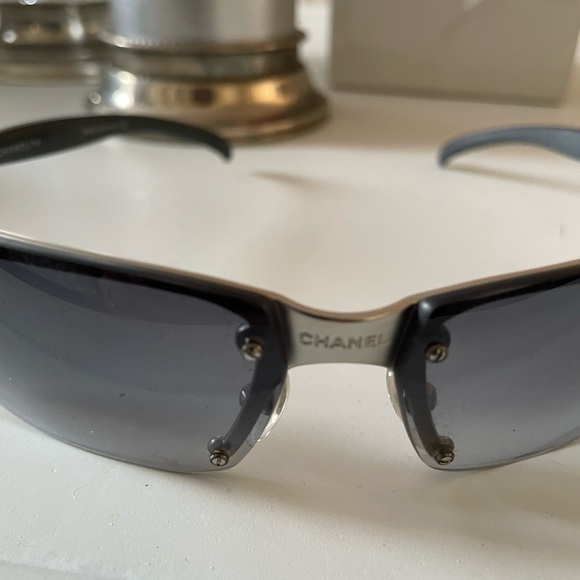 Chanel vintage grey sunglasses with case and cloth (cloth is in new condition) - Picture 6 of 11
